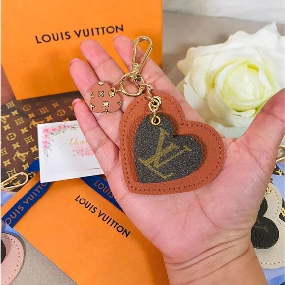 HEART CHARM BROWN - Picture 1 of 4